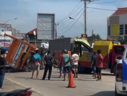 Kecelakaan Tunggal Terjadi di Pantura Losari Brebes: Hindari Pemotor Truk Bermuatan Buah Terguling