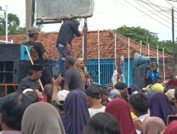 Warga Dukuhwringin Brebes Demo Dugaan Korupsi, Duit RTLH dan Ratusan Juta Ditilap Perangkat Desa