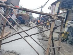Miris! Warga Galang Dana untuk Perbaiki Jalan Rusak di Losari Brebes dengan Cor Beton