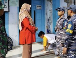 Prajurit Lanal Tegal Bagikan Obat-obatan Kepada Korban Tanah Longsor Petungkriyono Pekalongan