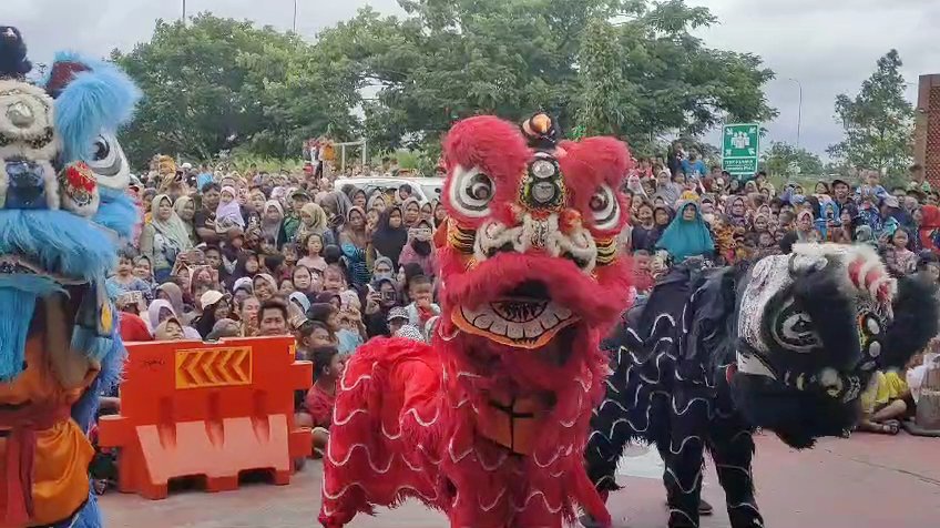 Atraksi Barongsai di Rest Area Banjar atma Brebes