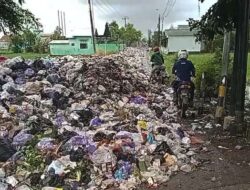 Akses Menuju Kantor Bupati Pemalang Dipenuhi Tumpukan Sampah, Jalan Ditutup