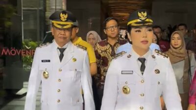 Pasangan Bupati Brebes terpilih, Paramitha Widya Kusuma dan Wurja menuju lokasi pelantikan di Istana Negara Jakarta. (Foto: Istimewa)