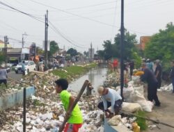 Sering Sebabkan Banjir, Puluhan Warga Kemurang Kulon Brebes Kuras Sampah di Irigasi