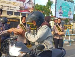 Dikira Razia, Polisi Lalu Lintas Bagikan Takjil dan Menu Buka Puasa di Jalan Pantura Brebes