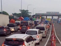 Kehabisan Saldo E Toll, Kendaraan Pemudik Antre di Exit Tol Pejagan pada H-9 Lebaran