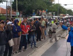 Pemudik di Jalur Pantura Brebes Disambut Pendemo Tolak UU TNI, Arus Lalu Lintas Macet