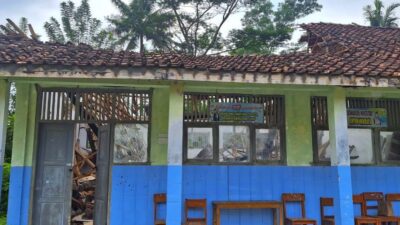 Empat Ruang Kelas SDN Tambakserang 01 Brebes Ambruk, Siswa Belajar Bergantian