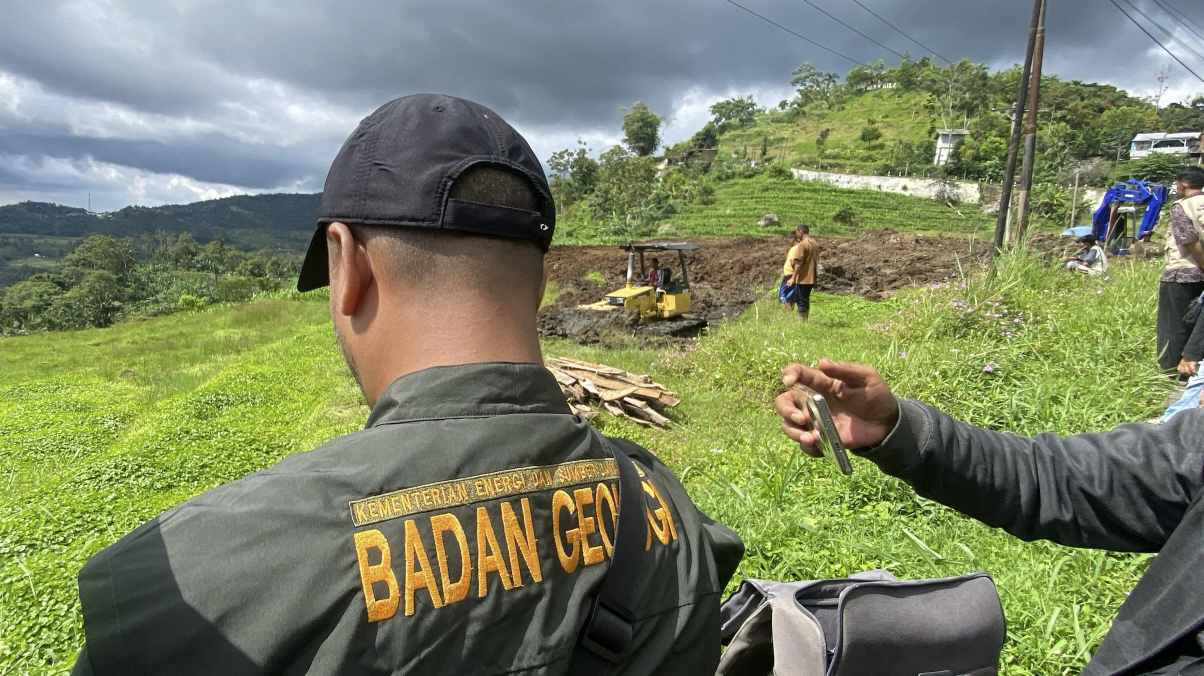 Badan Geologi Survey Lokasi Bencana Tanah Bergerak di Brebes