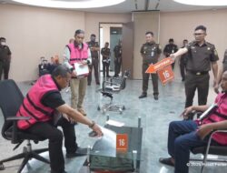 Duit 100 Dolar AS Bertebaran di Meja Saat Rekonstruksi Kasus Suap Hakim Tangani Perkara Korupsi