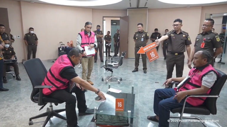 Adegan Rekonstruksi Kasus Suap Hakim