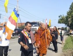 Momen Rombongan Biksu Thudong dari Thailand Singgah di Brebes