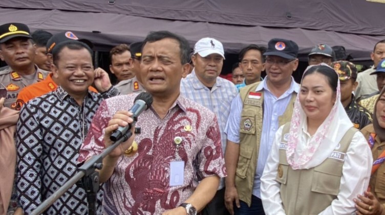 Gubernur Jateng Tinjau Korban Bencana Tanah Bergerak di Brebes