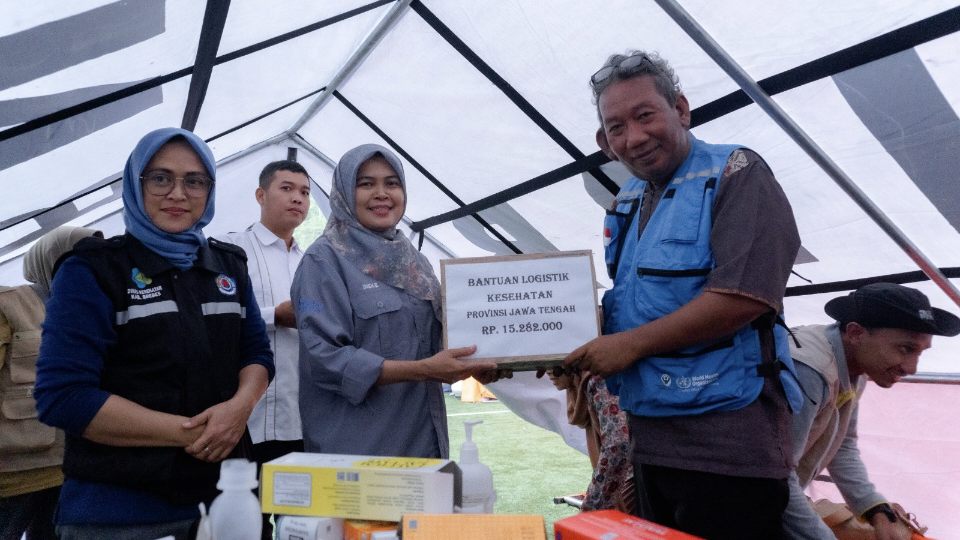 Bantuan Obat untuk Korban Bencana Tanah Bergerak