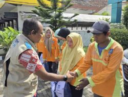 Sambut Hari Buruh, PLN UP3 Tegal Berikan Bantuan Sembako kepada Pekerja Penyapu Jalan