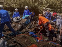 Angkot Rombongan Takziah Tertimpa Truk Terguling di Purworejo, 11 Meninggal 6 Luka
