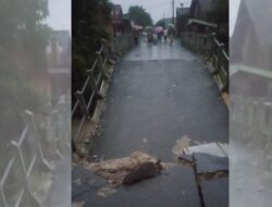 Jembatan Penghubung Dua Kecamatan di Brebes Ambruk Diterjang Arus Sungai