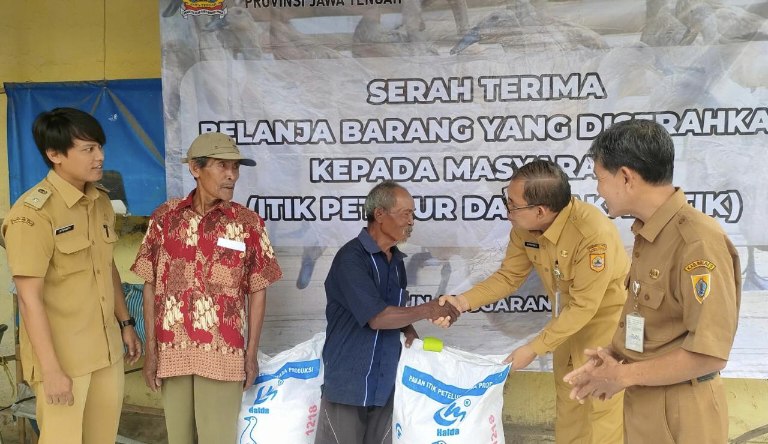 Warga Miskin Brebes Terima Bantuan Ternak