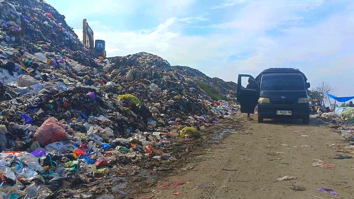 Gunungan Sampah di TPAS Kaliwlingi Brebes