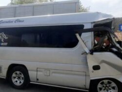 Mobil Travel Tabrak Dumptruk di Tol Kanci-Pejagan, Sejumlah Penumpang Terluka Dirawat di RS