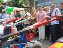 Bupati Brebes Serahkan Puluhan Unit Alsintan dan 40 Ribu Benih Padi-Jagung