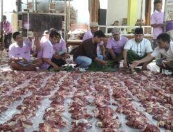 Kurangi Sampah Plastik, Crazy Rich Brebes Bungkus Daging 20 Sapi Kurban dengan Daun Jati