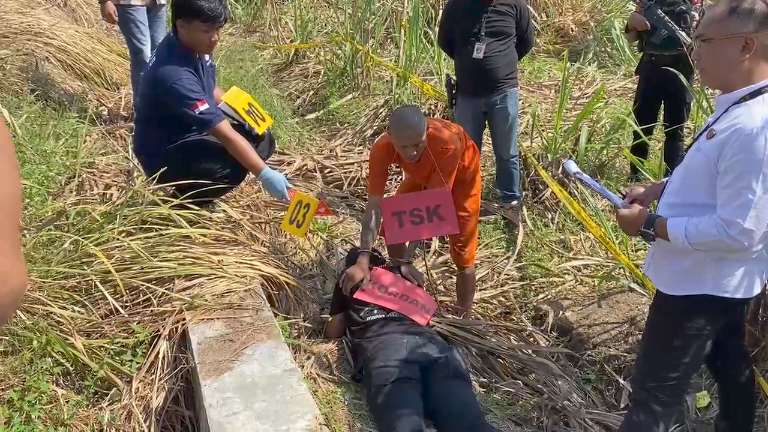 Rekontruksi Pembunuhan Janda Muda di Kebun Tebu Brebes