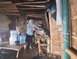 Puluhan Warung di Pantai Randusanga Brebes Rusak Diterjang Gelombang Tinggi