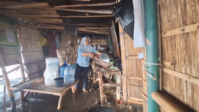 Warung Pantai Randusanga Diterjang Gelombang Tinggi