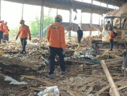 Tim SAR Gabungan Cari Pekerja Diduga Tertimbun Reruntuhan Kandang Ayam di Bulusari Brebes