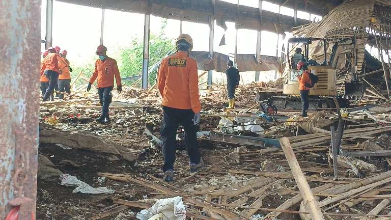 Kandang Ayam di Brebes Ambruk