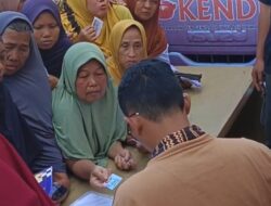 Ratusan Warga di Wanasari Brebes Rela Berdesakan Antre Demi Beli Beras Murah