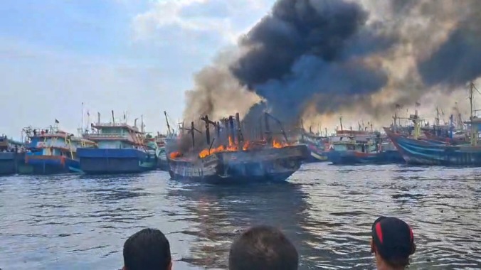 Kapal Penangkap Ikan di Pelabuhan Tegal Terbakar