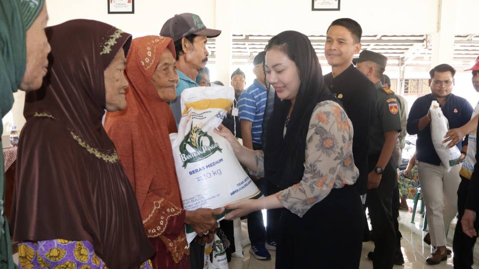 Warga Miskin Brebes Terima Bantuan Beras