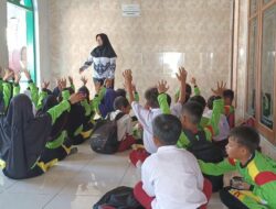 Miris! Tak Punya Ruang Kelas, Siswa SDN Karangbale 01 Brebes Terpaksa Belajar di Teras Masjid