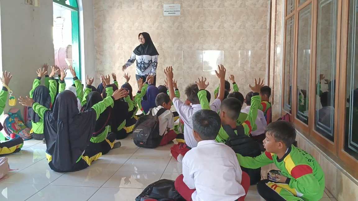 Siswa SD di Brebes Belajar di Teras Masjid