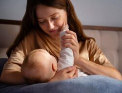 8 Cara Mengatasi ASI Encer pada Ibu Menyusui