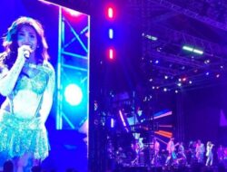 Detik-detik Ayu Ting Ting Cium Boy William di Panggung Konser Depok, Ayah Ojak Turut Menyaksikan