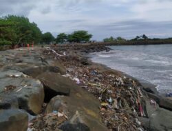3 Berita Populer Padang: Tumpukan Sampah, Penertiban PKL, dan Kabau Sirah Harus Menang