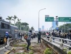 Lurah Manggarai Selatan Jadi Sasaran Demonstran di Depan DPR