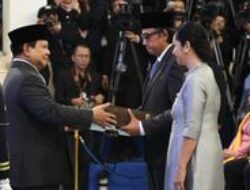 Polisi Jujur: Detik-Detik Prabowo Beri Bintang RI Utama pada Jenderal Hoegeng