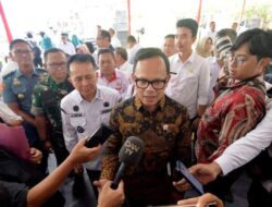 Respons Wamendagri Bima Arya: Bendera PAN Dikibarkan Massa Aksi, Tuntut Pembubaran DPR di Senayan