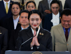 Perdana Menteri Wanita Termuda Thailand Dipecat, Mengapa?