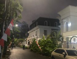 Penjagaan Ketat di Rumah Eko Patrio, Tapi Tak Ada Polisi, Warga Jarah Rumah Mewah