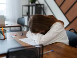 Tidur dengan TV Menyala, Kebiasaan Unik yang Memiliki Alasan Psikologis