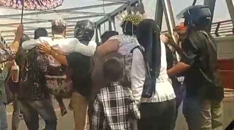 Pengantin Digendong Seberangi Jembatan Pemali Brebes
