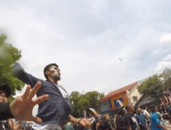 FOTO: Arogansi Bupati Pati Menyulut Emosi Warga Tak Terbendung, Lengserkan Kekuasaan!