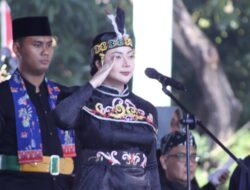 Bupati Brebes Kenakan Pakaian Adat Dayak Kalimantan saat Pimpin Upacara HUT RI