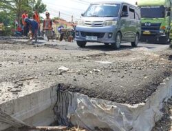 Jalur Pantura Losar Brebes Amblas saat Masa Perbaikan, Arus Lalu Lintas Macet Parah