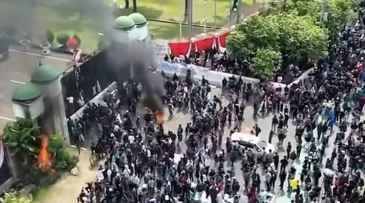 Demo Pembubaran DPR RI.